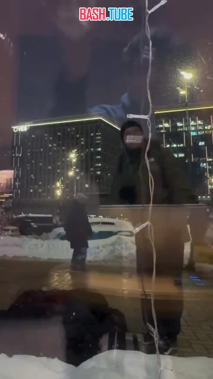  Москвичи заявили в полицию на мужчину, который оставил ребенка на свежем воздухе, пока сам зашел за кофе