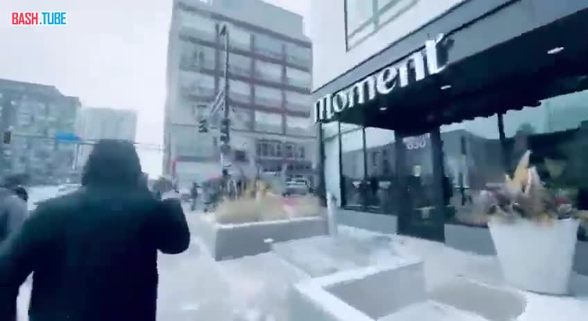  В Миннеаполисе группы протестующих против ICE начали нападать на других горожан