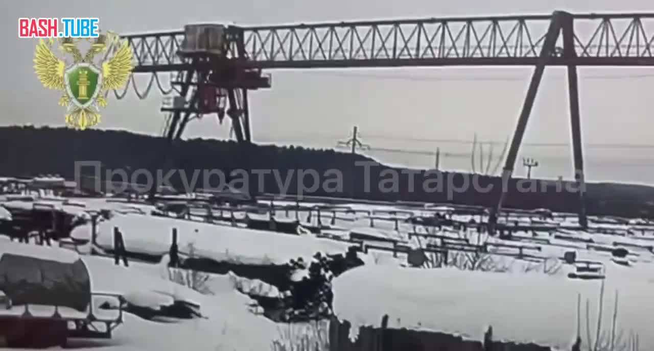  Женщина выжила, выпав из кабины рухнувшего крана