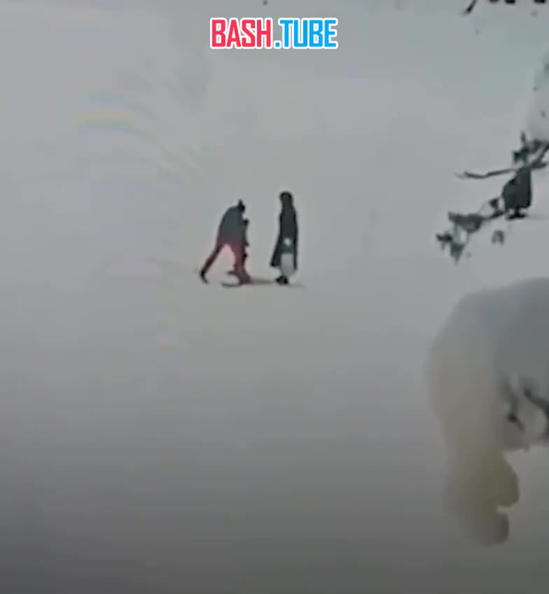  В Екатеринбурге мужчина избил ребенка, случайно сбившего его жену на горке