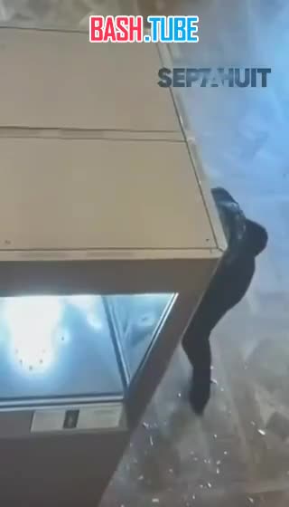  Стеклянные панели в Лувре не смогли защитить драгоценности после пары ударов кулаками от грабителей