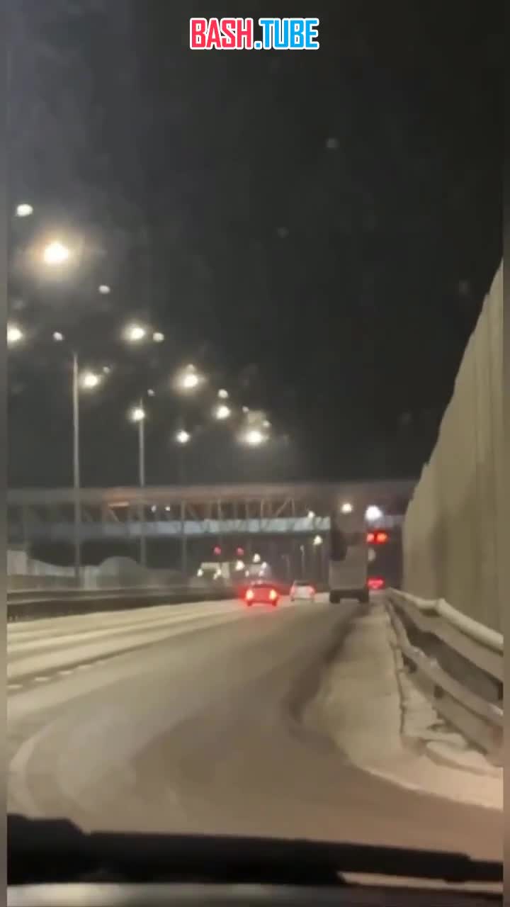  Самосвал с поднятым кузовом снёс надземный пешеходный переход в Каменске-Шахтинском