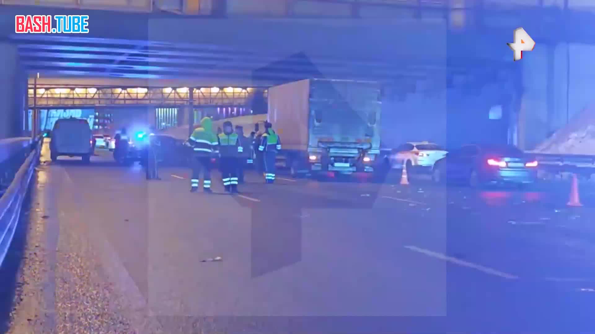  Грузовик наехал на легковушку в Москве - женщина погибла, шестилетний ребенок госпитализирован