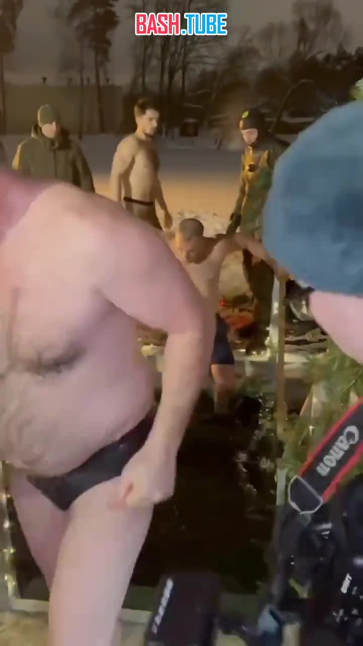  ️Военнослужащий рэпер MACAN искупался в проруби вместе со своими сослуживцами