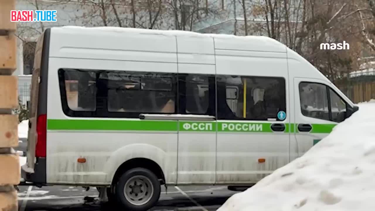  Приставы вскрыли двери квартиры Ларисы Долиной в Хамовниках