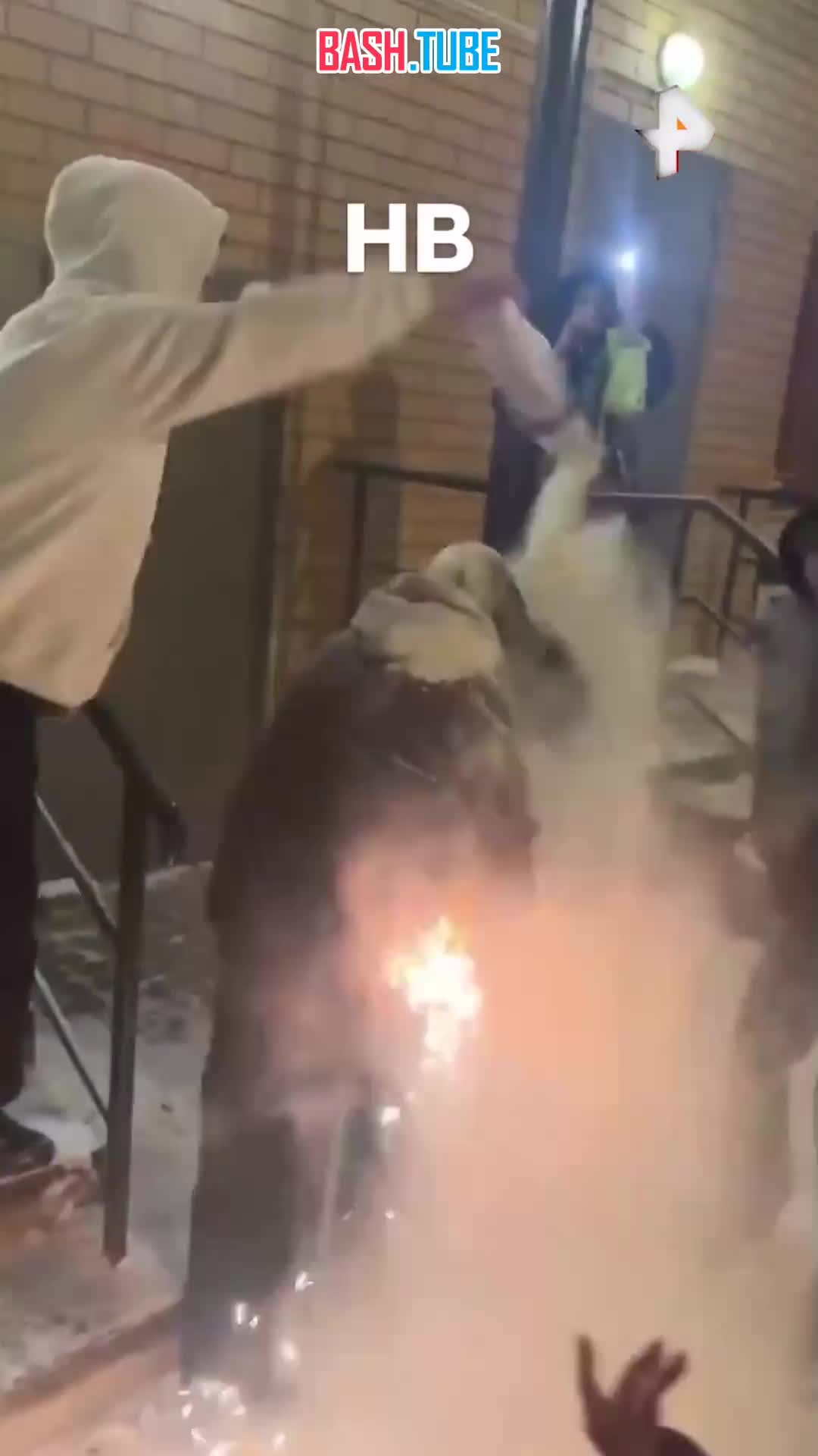  Подростки чуть не сожгли подругу-именинницу. Таким огненным «шоу» они решили поздравить сверстницу