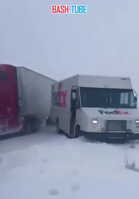  Более ста автомобилей столкнулись на трассе в США из-за снегопада