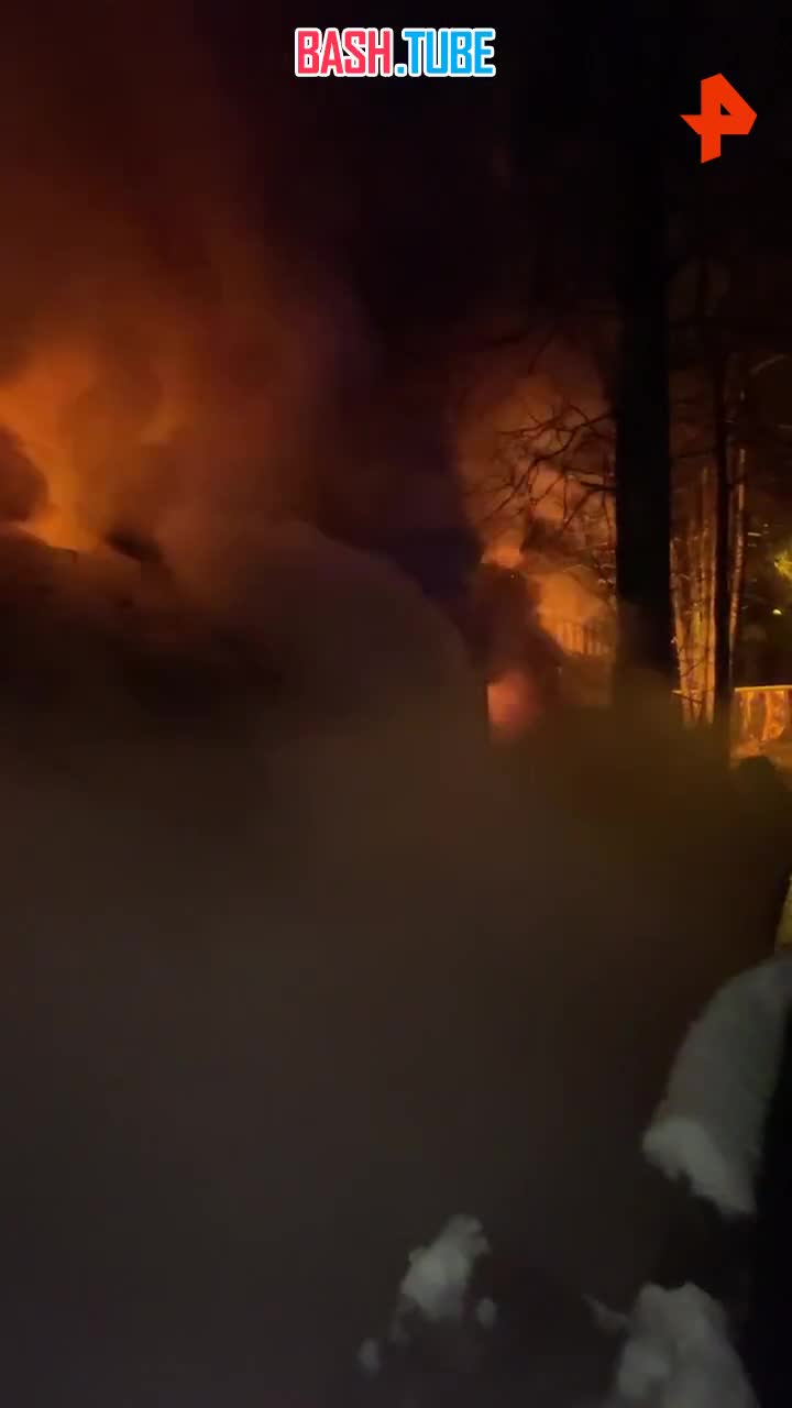  Частный дом полыхает в Курортном районе Петербурга