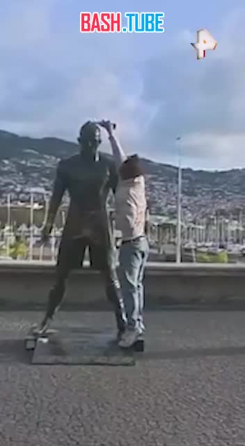  Вандал поджег статую футболиста Криштиану Роналду на острове Мадейра