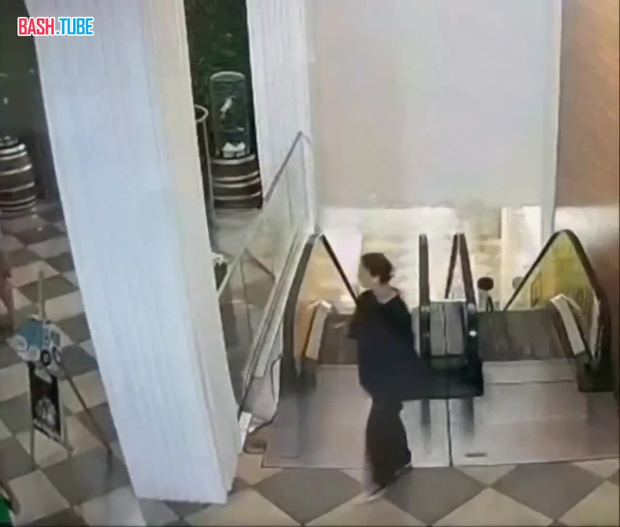  В Крыму эскалатор зажевал ногу десятилетней девочке в день ее рождения