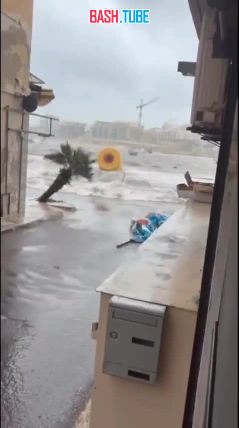  Штормовые приливы и прибрежные наводнения уже вторые сутки бушуют на побережье Мальты и юга Италии