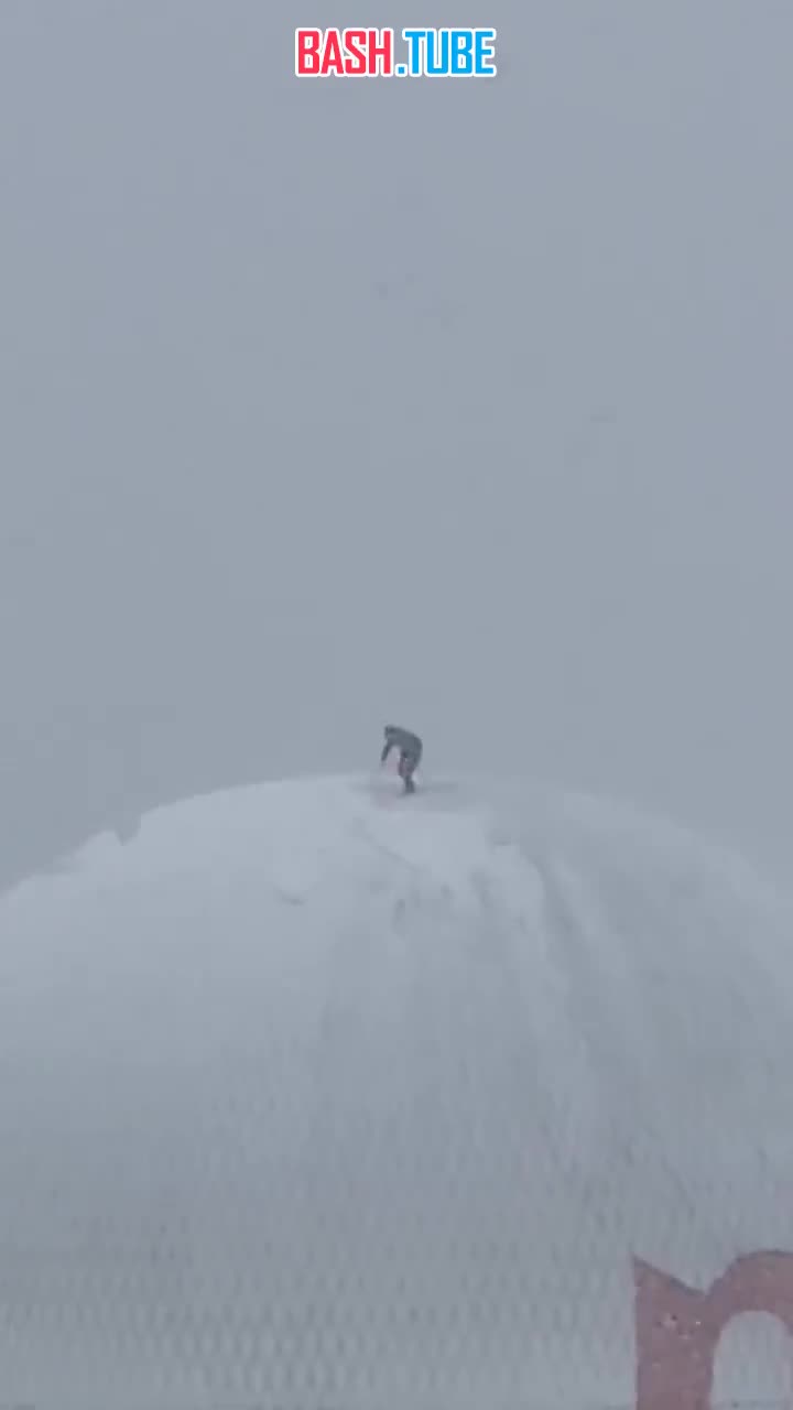  Самый отчаянный коммунальщик обнаружен в Тбилиси: мужик залез на гигантский воздушный шар, чтобы почистить снег