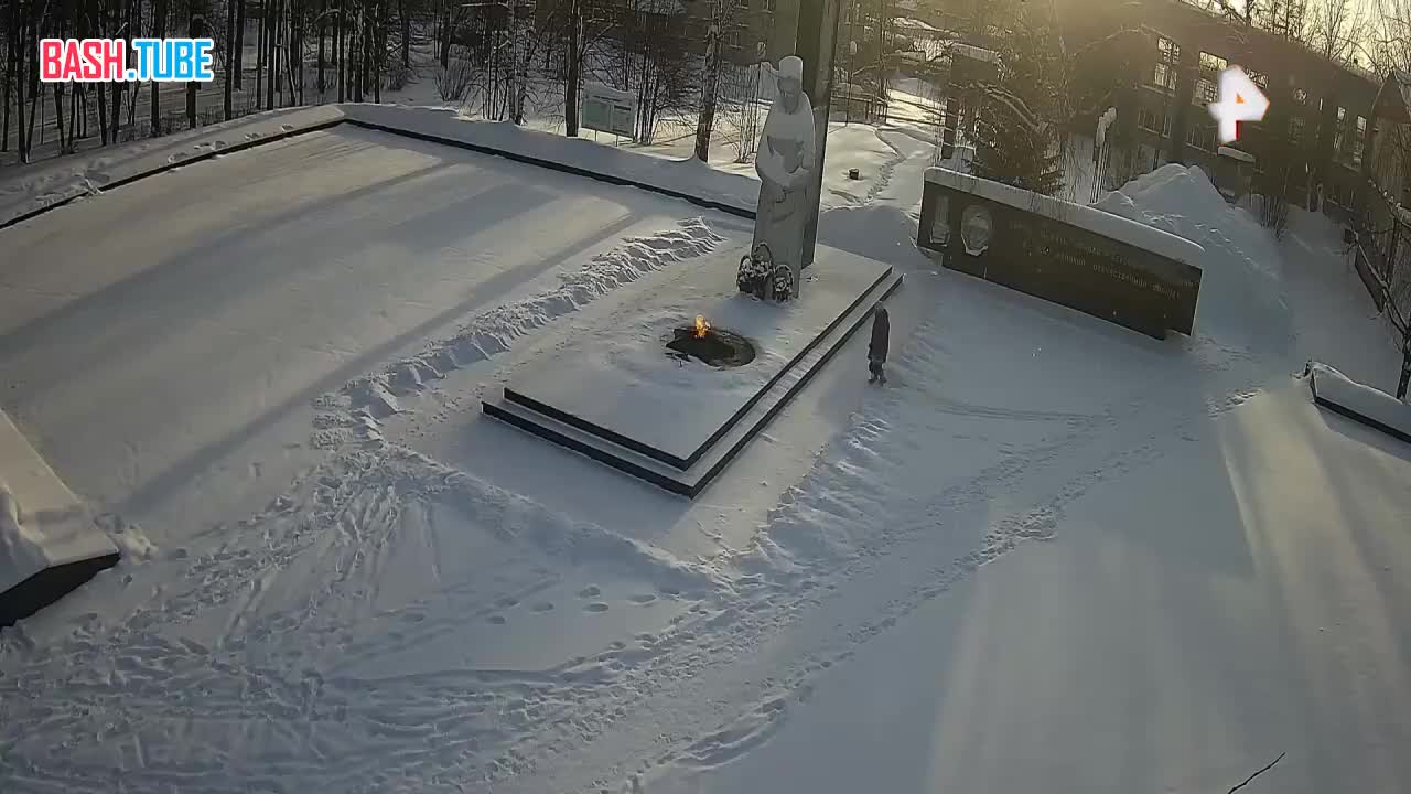  Женщина потушила Вечный огонь и неспешно удалилась в Свердловской области