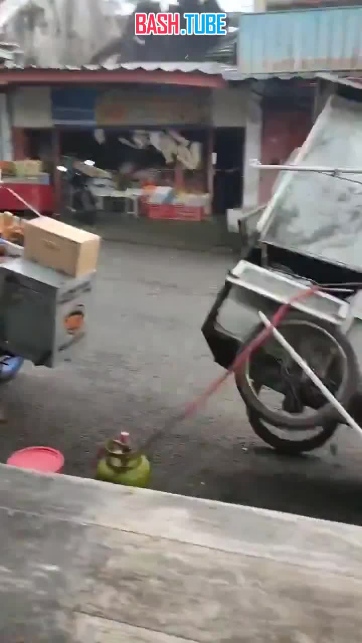  Торнадо пронесся вчера через рынок в индонезийском городе Карангпандан