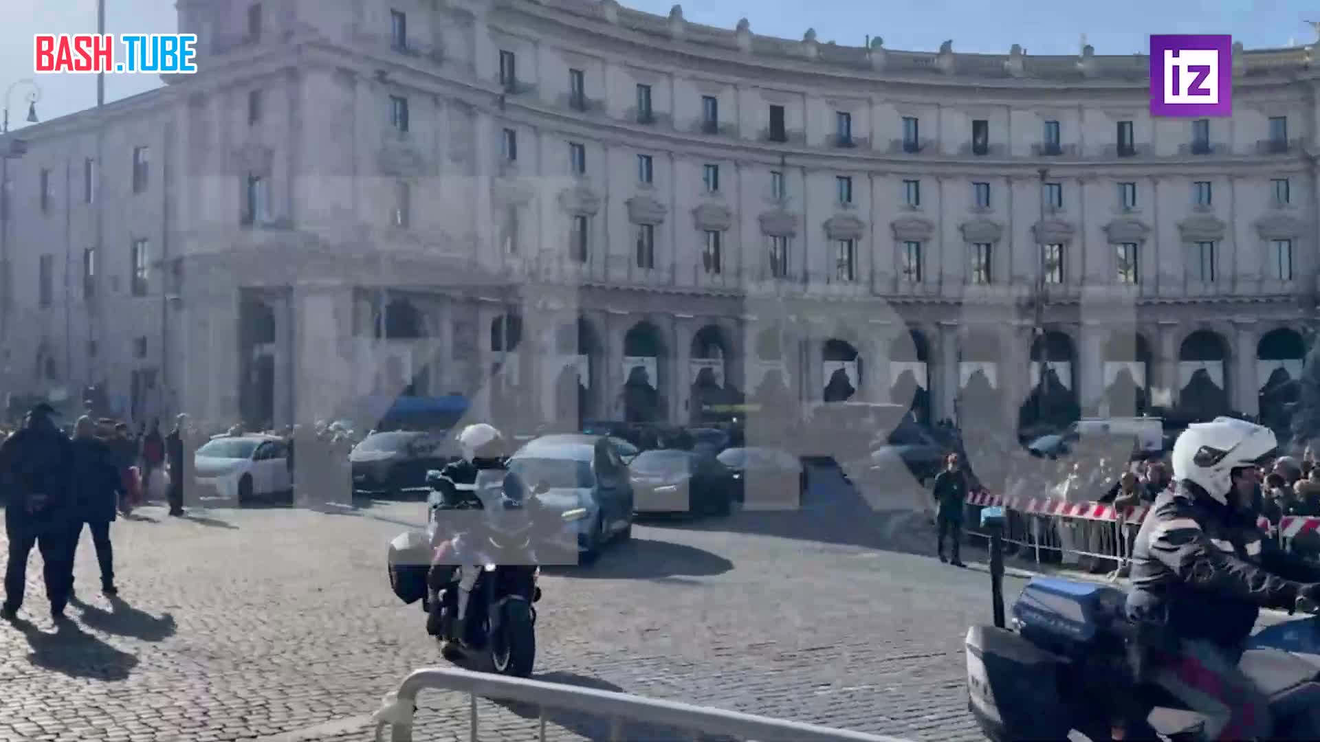  Катафалк с гробом модельера, основателя модного дома Valentino Валентино Гаравани прибыл в пятницу к римской базилике