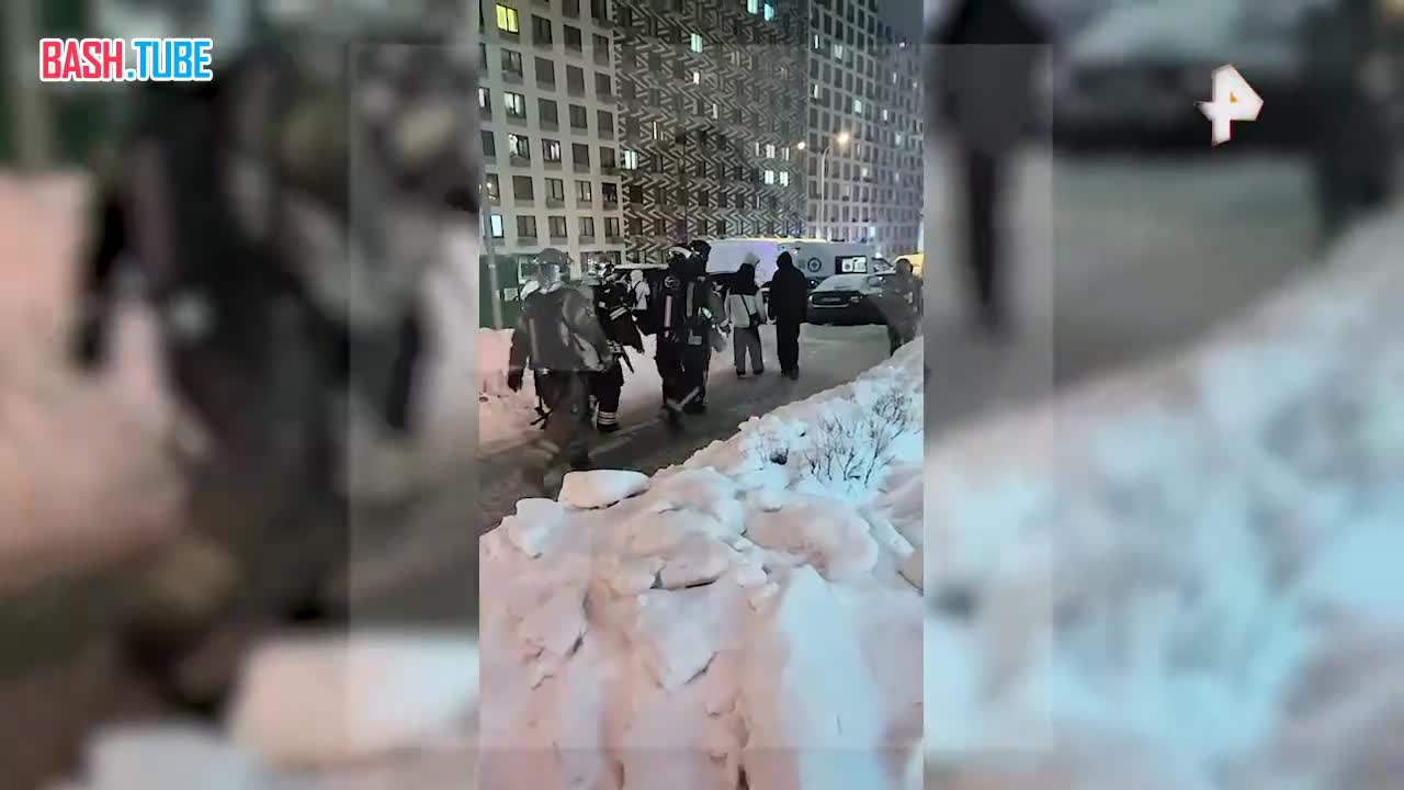  Пожарная машина не смогла проехать к дому с загоревшейся квартирой в Подмосковье - спасатели пошли пешком