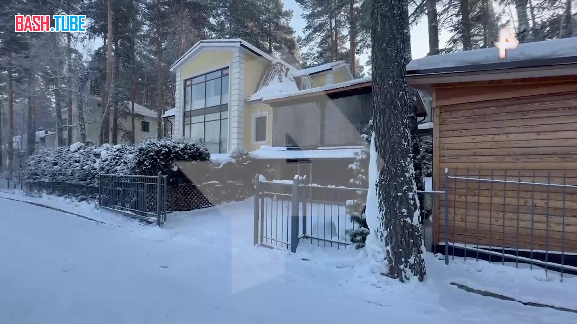  Следователи работают в доме в Красноярске, где живет пропавший мальчик