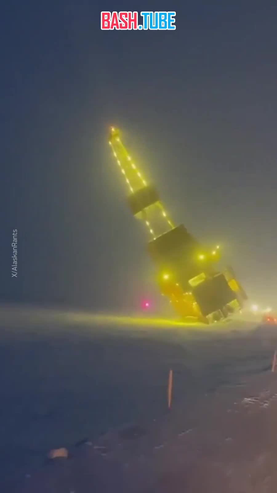  В США на Аляске во время транспортировки по ледяной дороге обрушилась нефтяная платформа