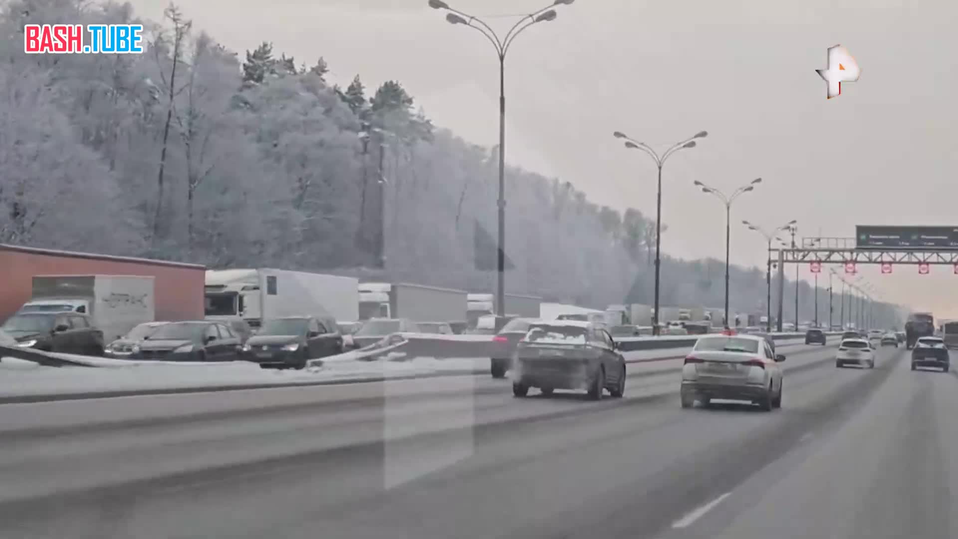  Авария с участием семи машин, в том числе двух грузовиков, произошла на МКАДе в Москве, сообщил РЕН ТВ