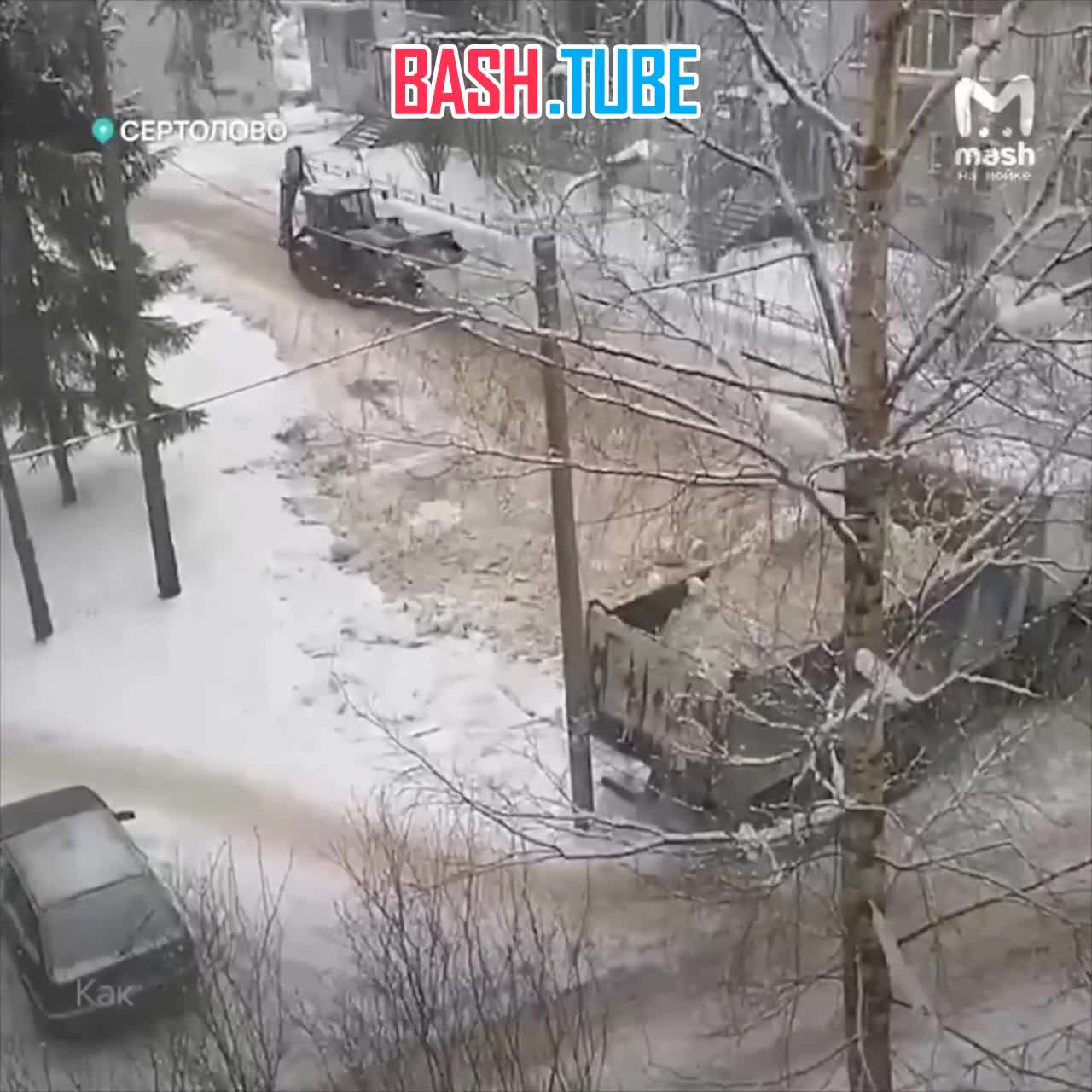  Жительница Сертолово решила поснимать неубранный снег из окна и запечатлела падение столба на припаркованную машину