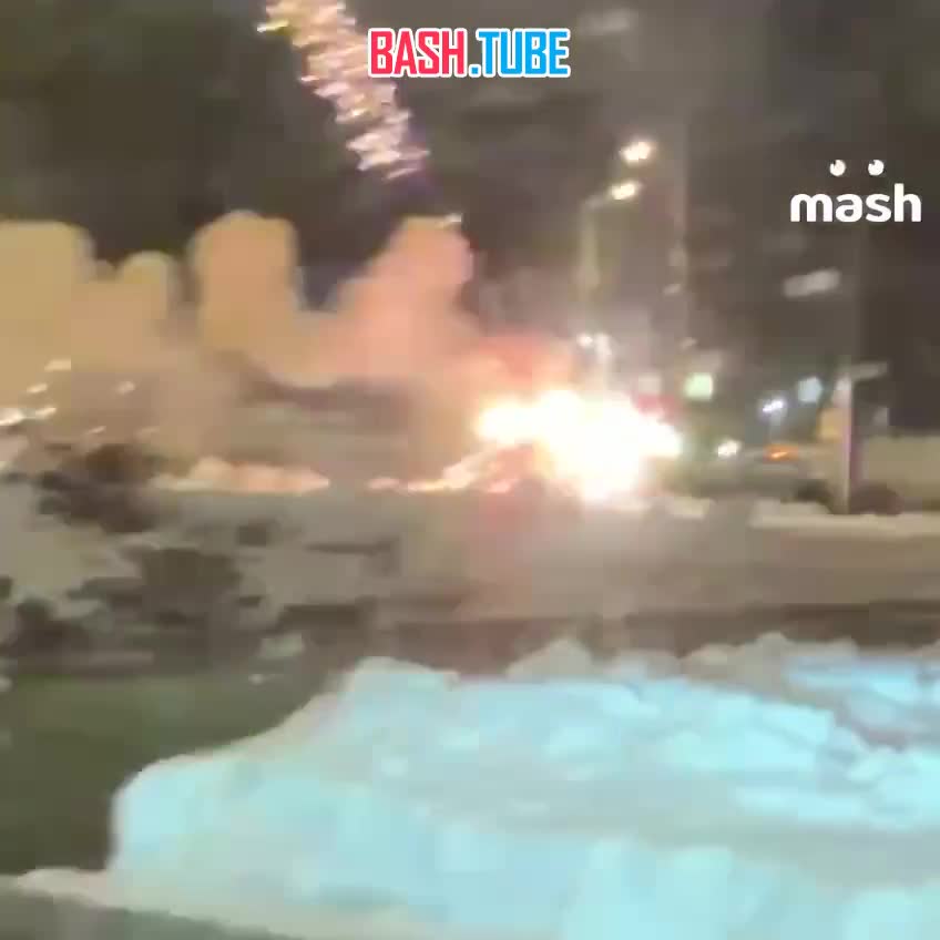  Фейерверк рванул из багажника машины на ВДНХ в Москве - авто загорелось, прохожие получили бесплатное шоу