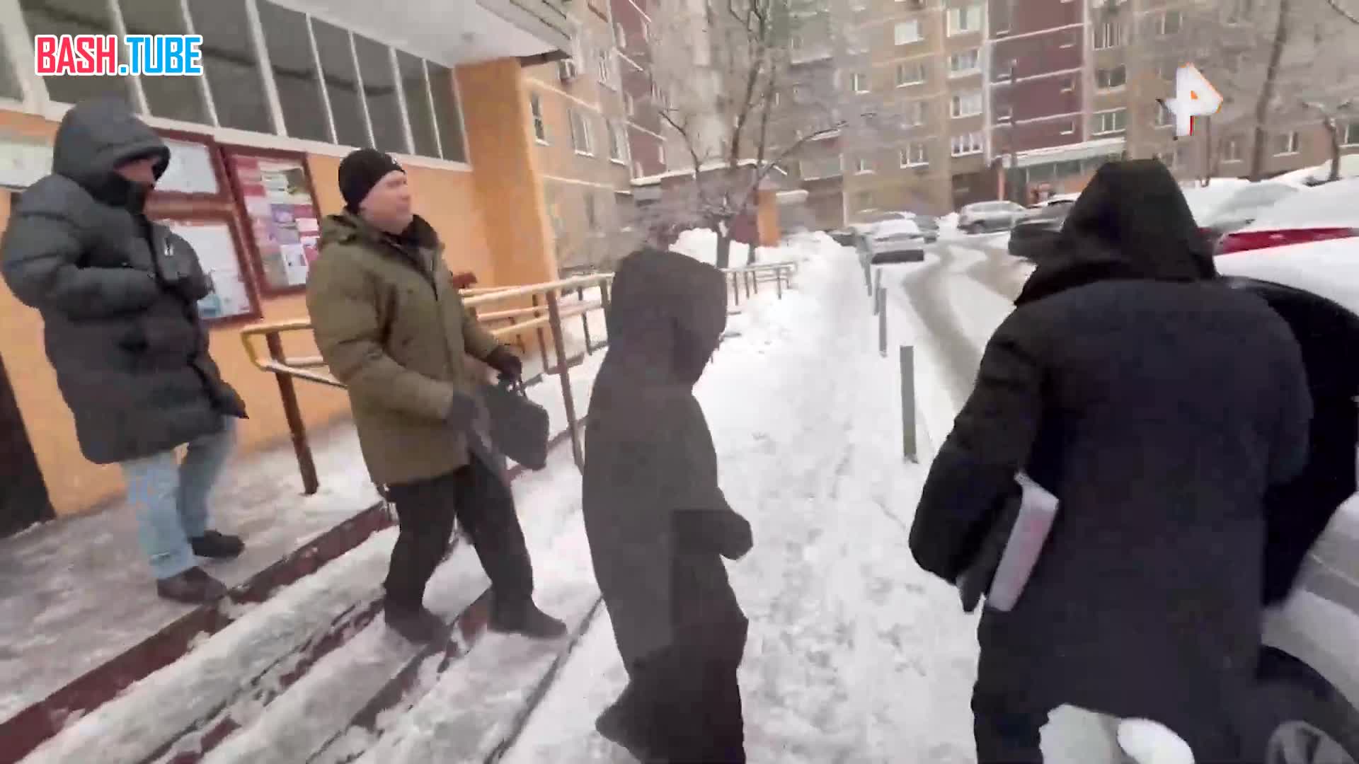  Женщину, которая, по предварительным данным, утопила своего сына, оперативники посадили в машину