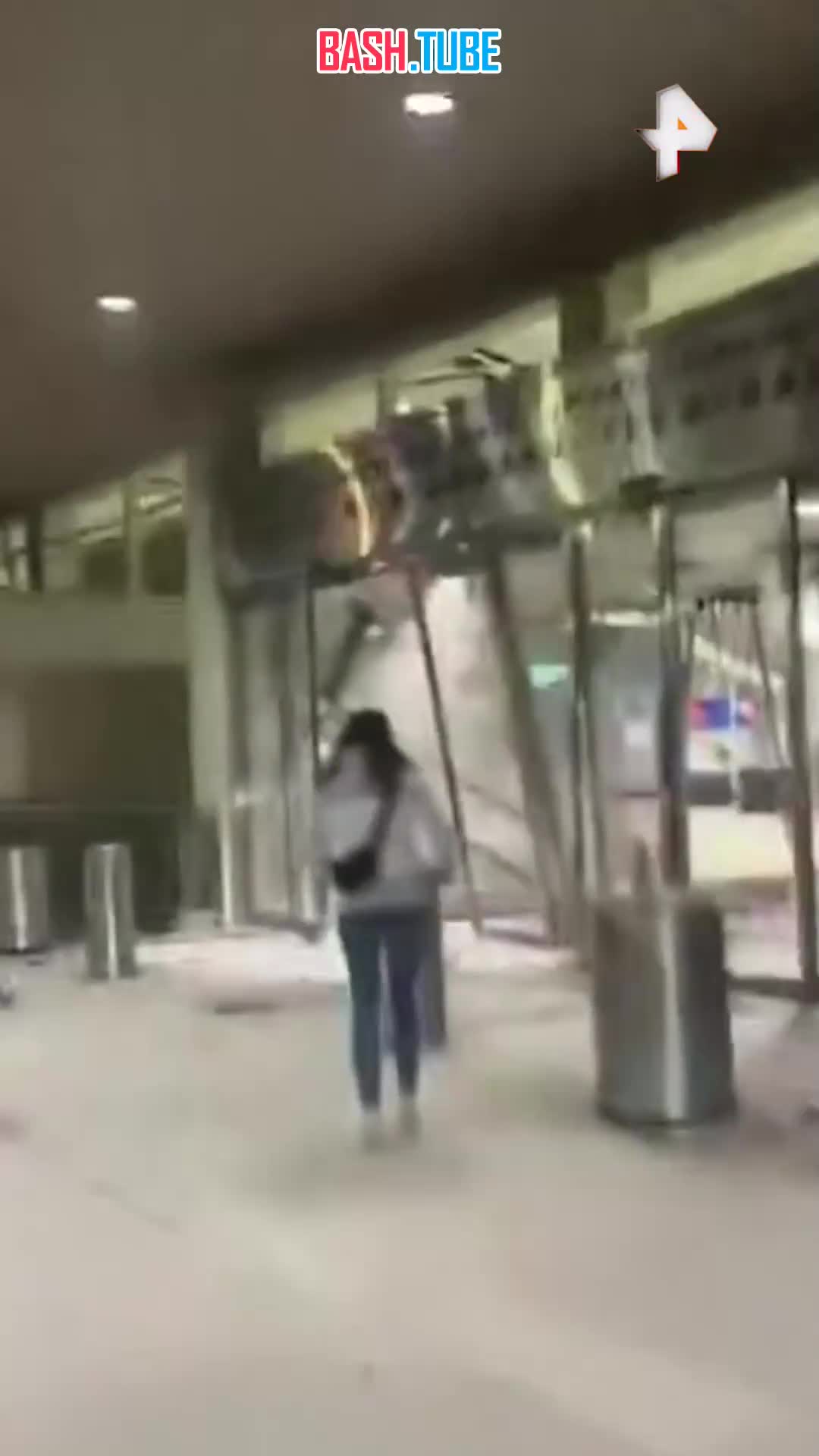  Пассажир, опаздывающий на рейс, подкатил на автомобиле сразу к стойке регистрации в аэропорту Детройта