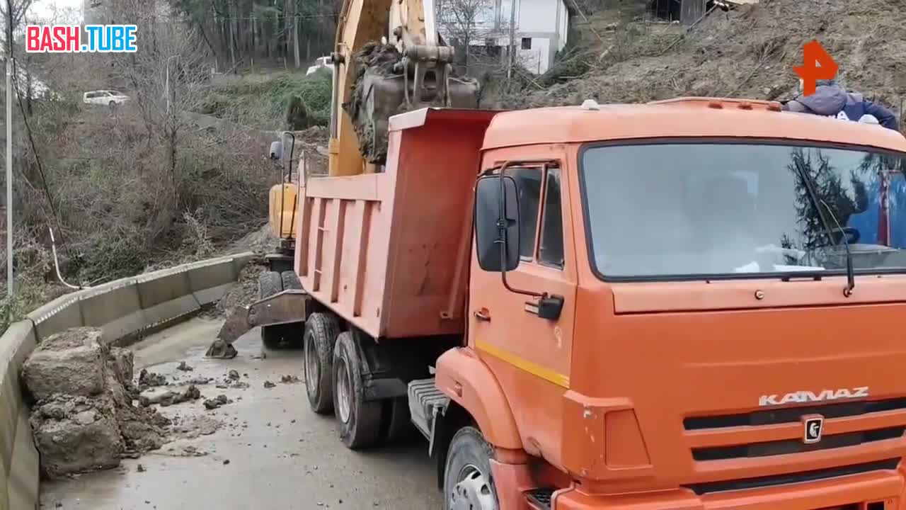  В Сочи ликвидируют последствия оползней, которые сошли сразу в трех районах города