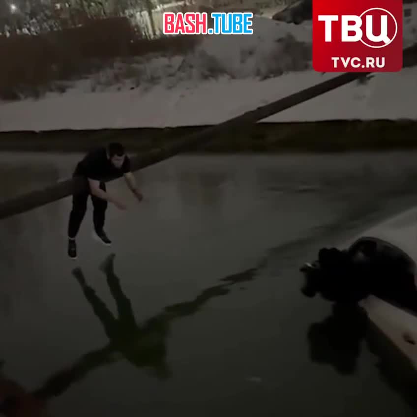  Мужчины спасли мать с ребенком из тонущей машины в Махачкале