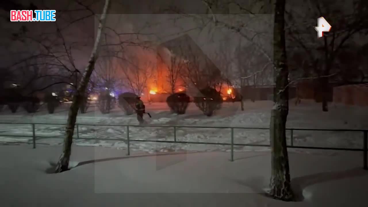  Мощный пожар вспыхнул на Мариупольском шоссе в Таганроге. Об этом РЕН ТВ сообщают очевидцы