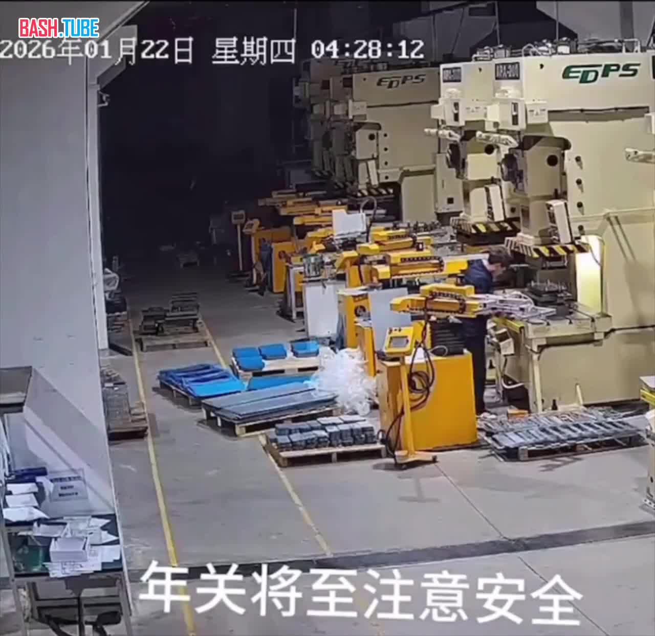  Очередной китаец стал жертвой гидравлического пресса