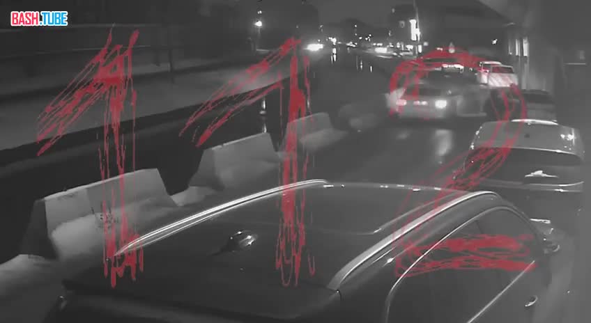  112 публикует момент падения такси с женщиной и ребёнком в водоканал в Махачкале