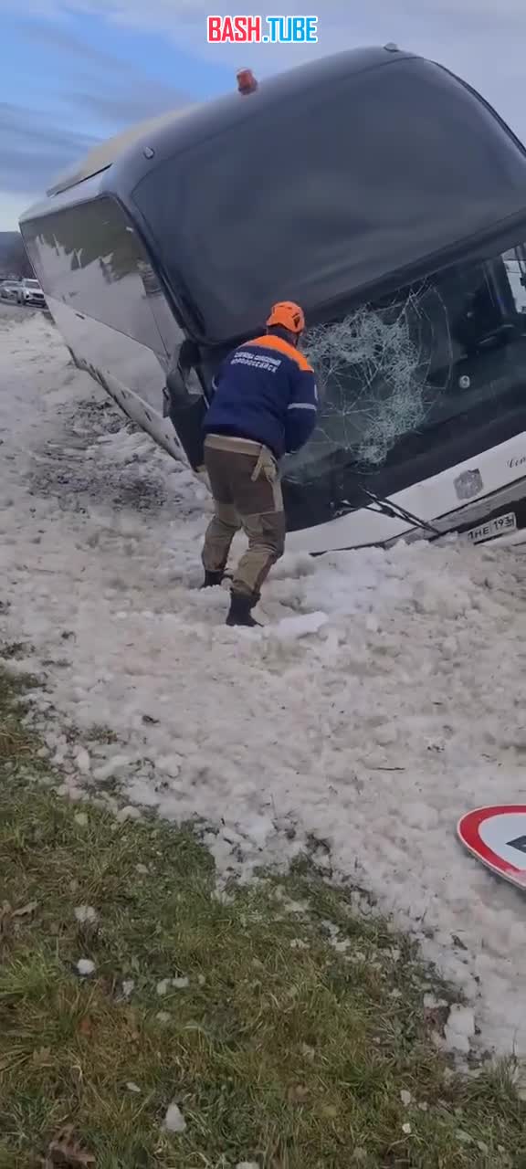  Рейсовый автобус столкнулся с легковушкой в Новороссийске и съехал в кювет