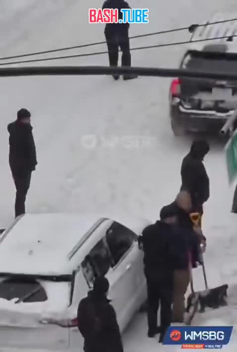  Мэр Нью-Йорка Зохран Мамдани с лопатой наперевес борется с последствиями снежной бури