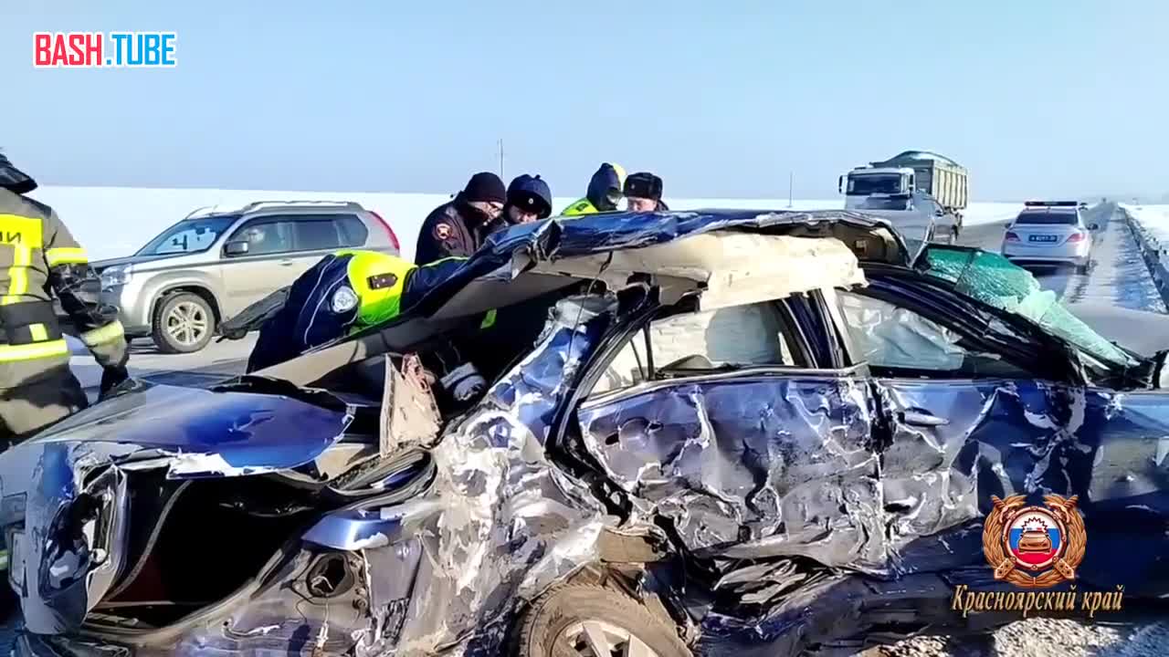  Toyota Camry врезалась в грузовик в Красноярском крае - двое погибли, сообщили в региональном МВД