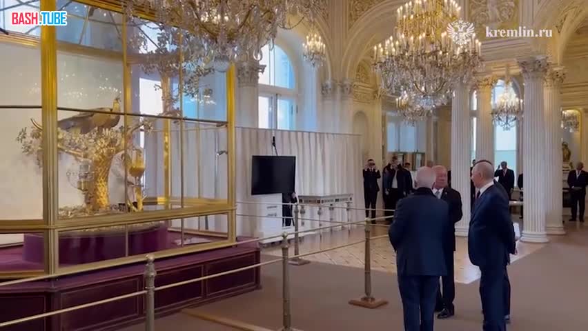  Владимир Путин лично провел экскурсию по Эрмитажу для верховного правителя Малайзии