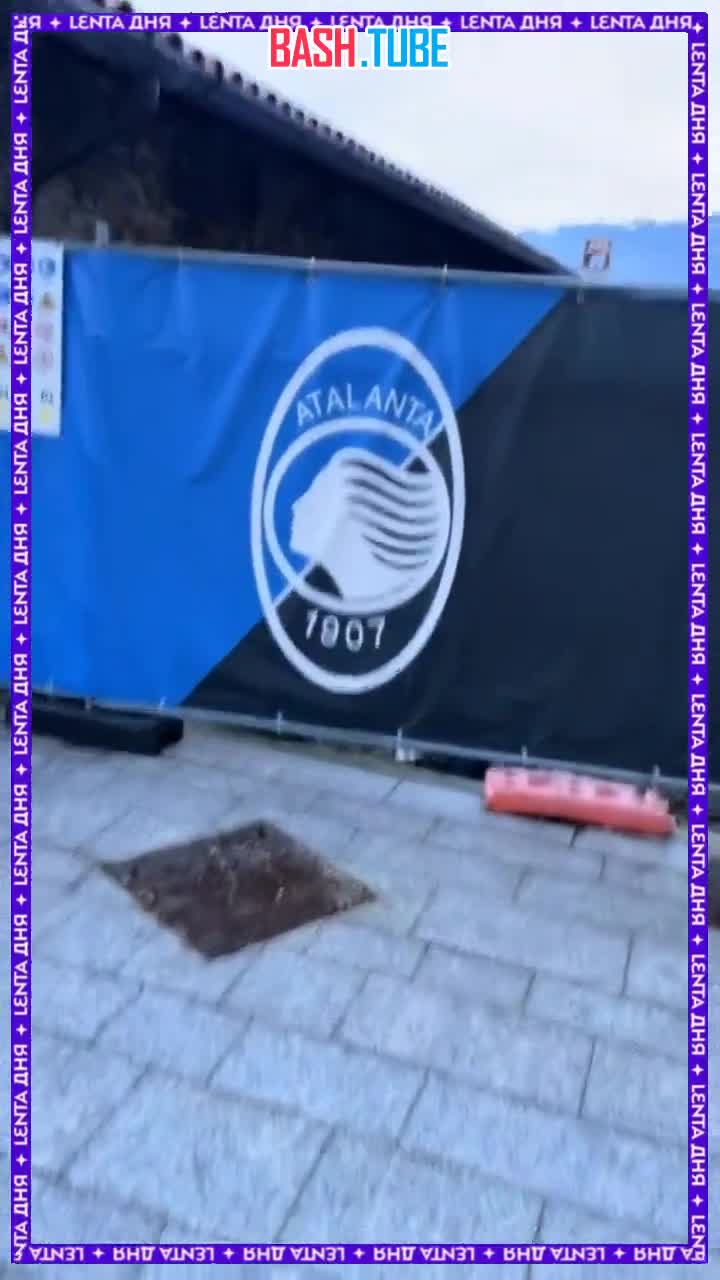  Мужчина попал на футбольный стадион… просто угадав код от ворот