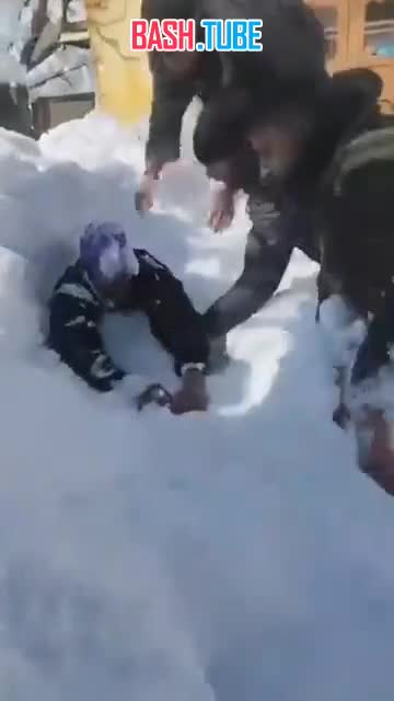  На видео спасение мужчины из под снега в Хирпоре в индийской провинции Джамму и Кашмир