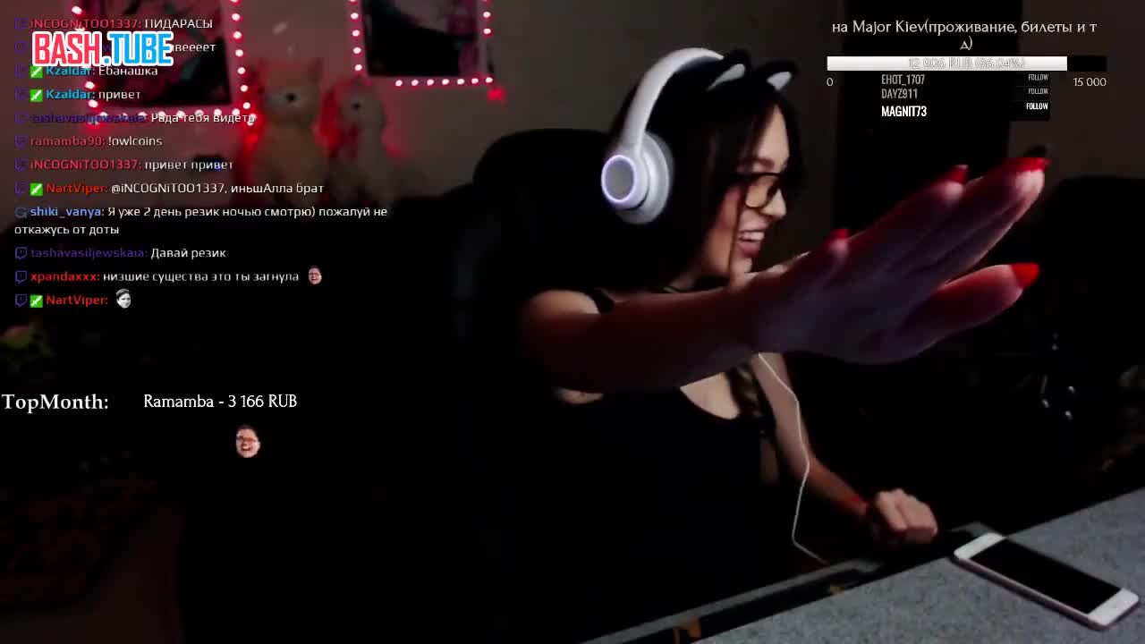  Популярная среди малолетних пользователей стримерша зигует и признаётся в любви украинцам во время прямых эфиров