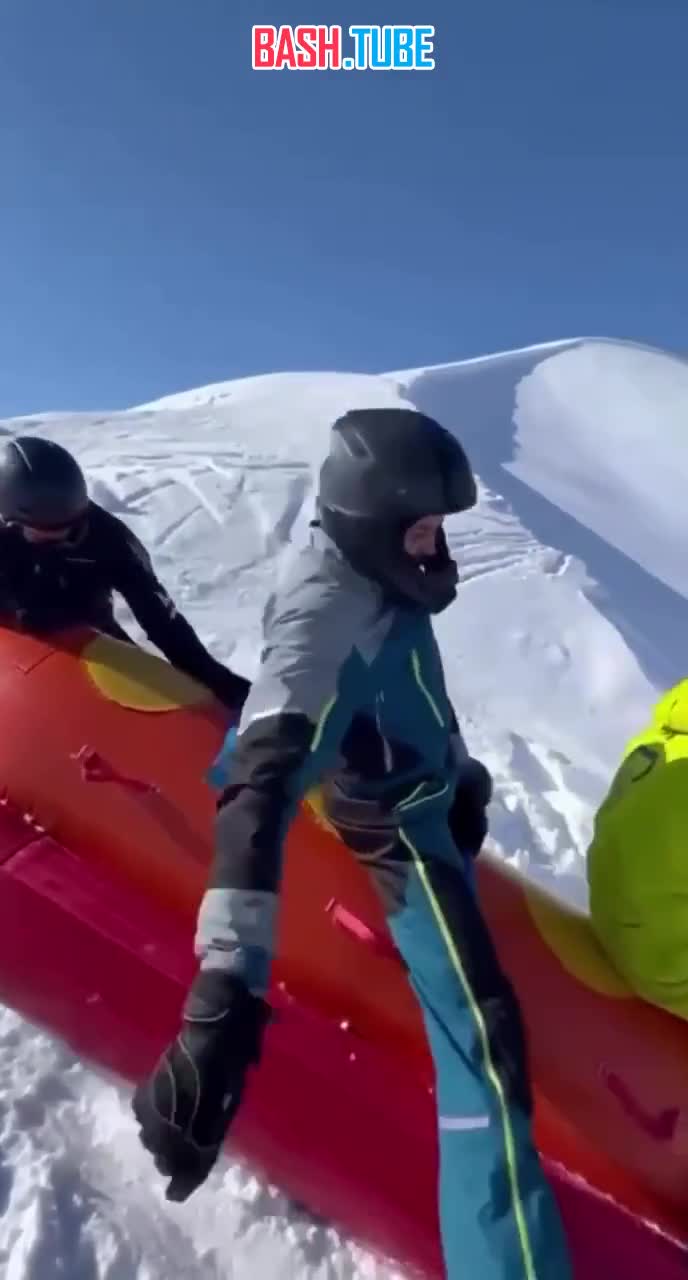  В Якутии четверо экстремалов чудом выжили после опасного спуска с горы на надувном банане