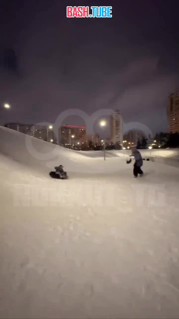  В Москве пенсионерка сделала эффектный кувырок после того, как её снёс лихач на тюбинге