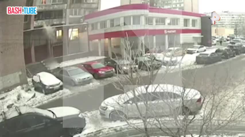  Кадры падения молодого человека в Санкт-Петербурге попали в распоряжение РЕН ТВ