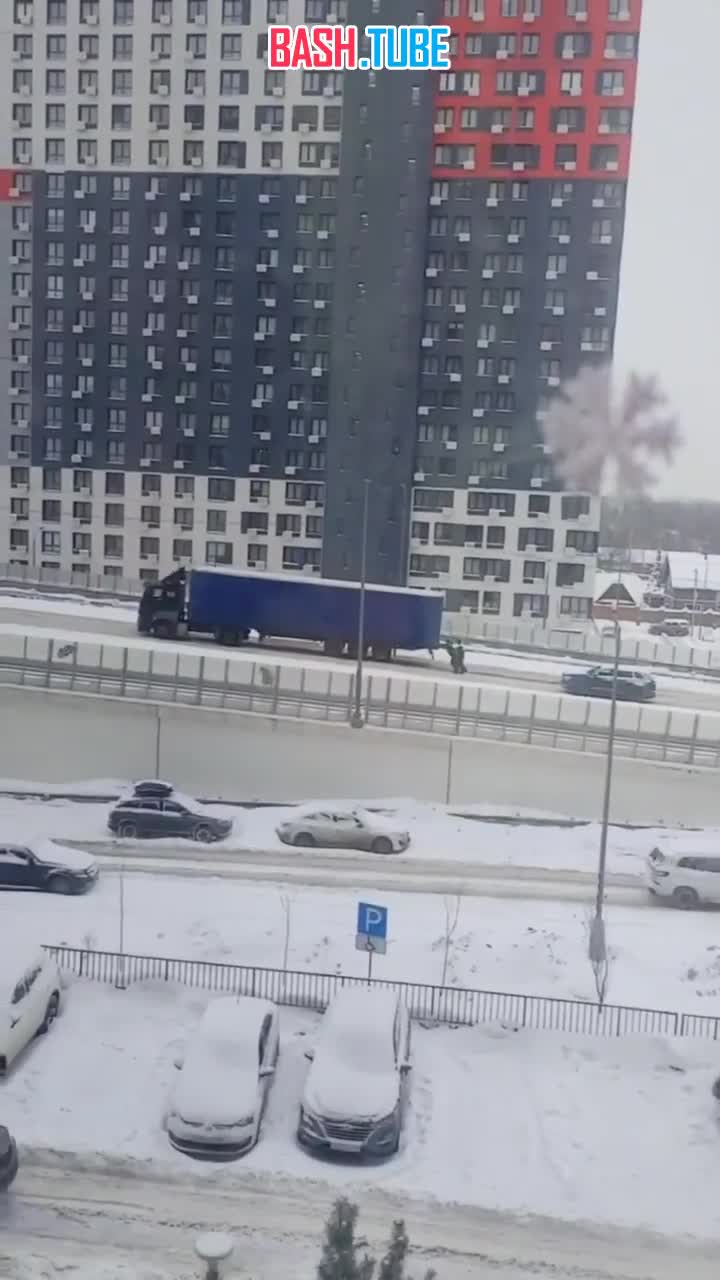  Самый сильный гаишник в мире найден в Реутове - он в одиночку смог затолкать в горку буксующую на скользкой дороге фуру