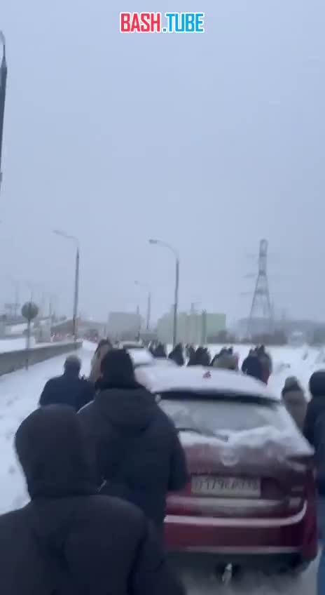  На Калужском шоссе люди вынуждены выходить из автобусов и идти пешком из-за огромных пробок на дорогах