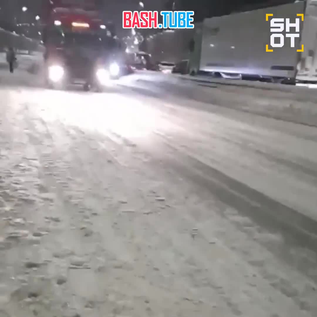  Рекордное количество снега в Москве привело к авариям и гигантским пробкам