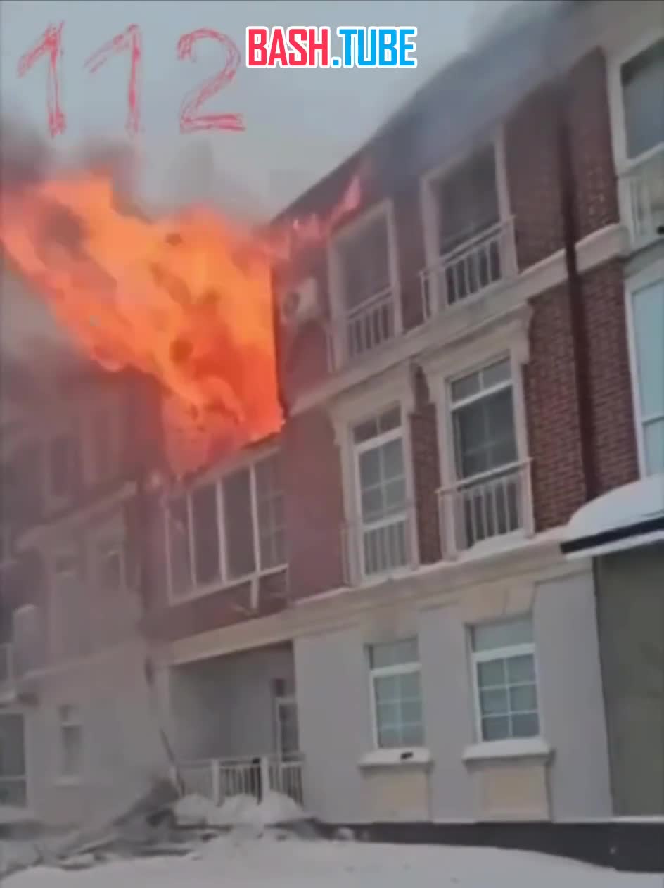  В коттеджном посёлке в Новой Москве горит таунхаус