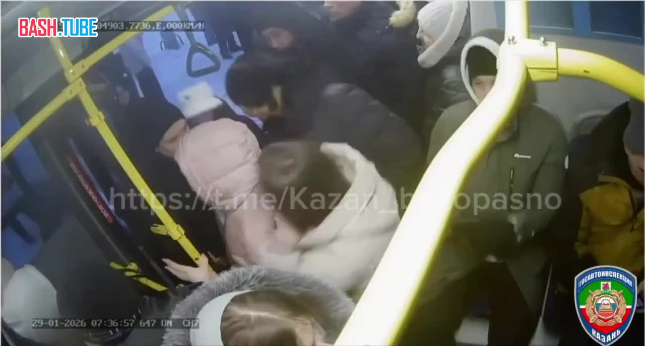  В Казани утром два пассажира выпали из автобуса на ходу из-за открытой двери