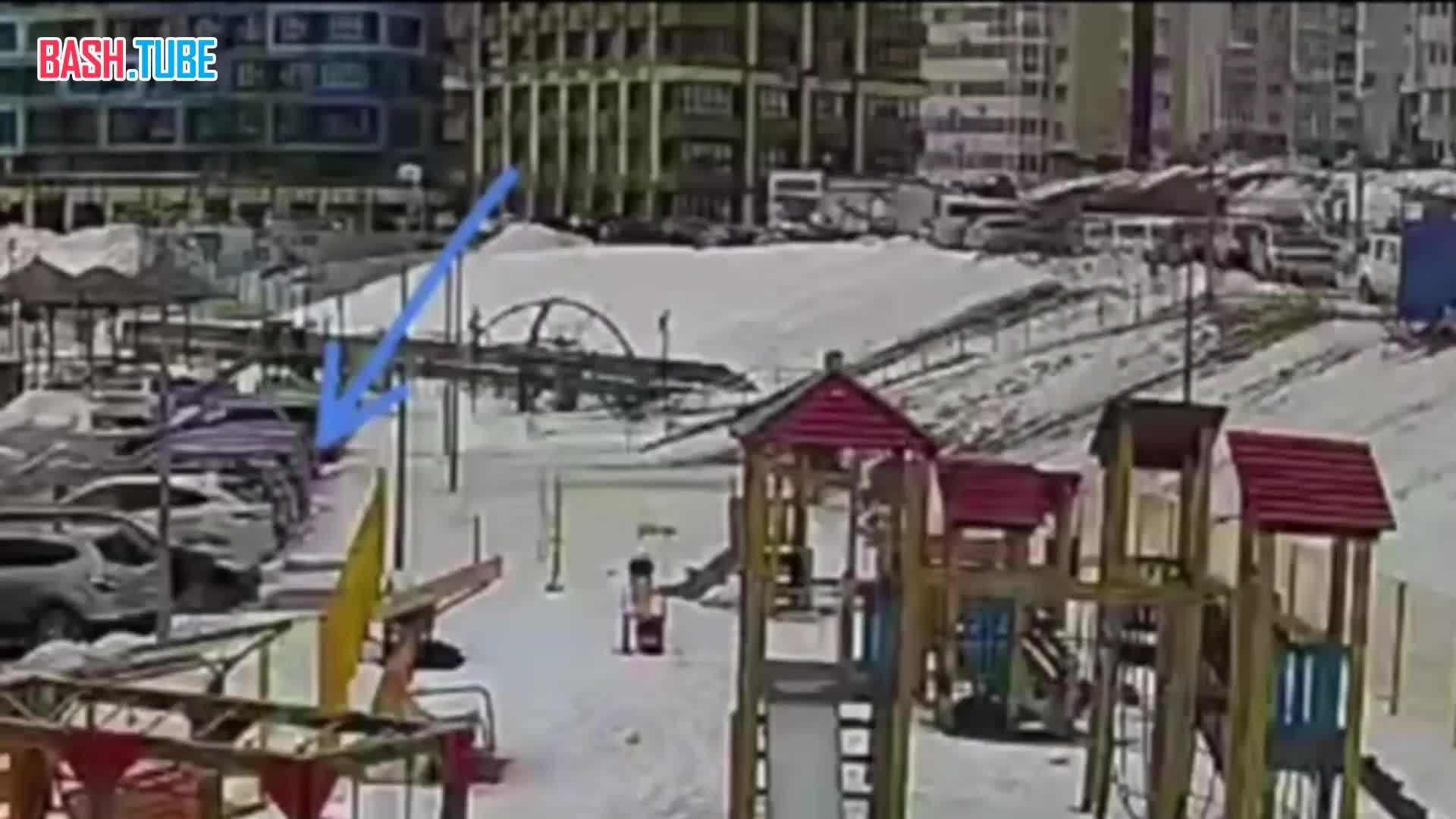  Дети на тюбинге протаранили и помяли машину во Владивостоке