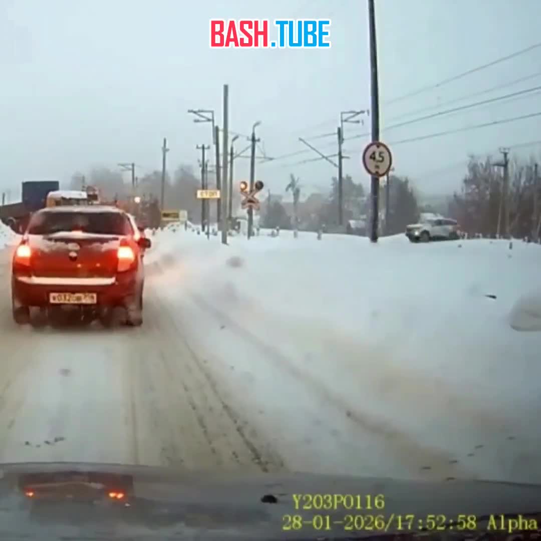  В Казани молодые люди спешили к друзьям на вечеринку, но попали под поезд