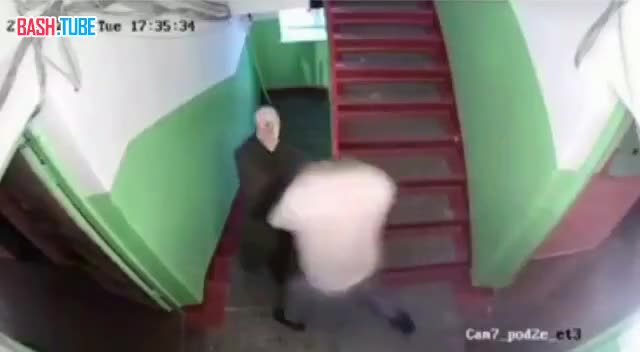  В Омске неадекват устроил кровавую бойню - оторвал голову коту, перерезал матери горло и охотился на людей с битой